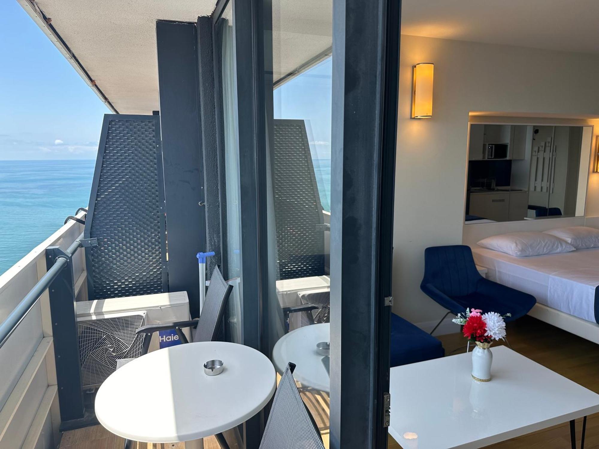 Orbi City Apartments On The Beach 바투미 외부 사진